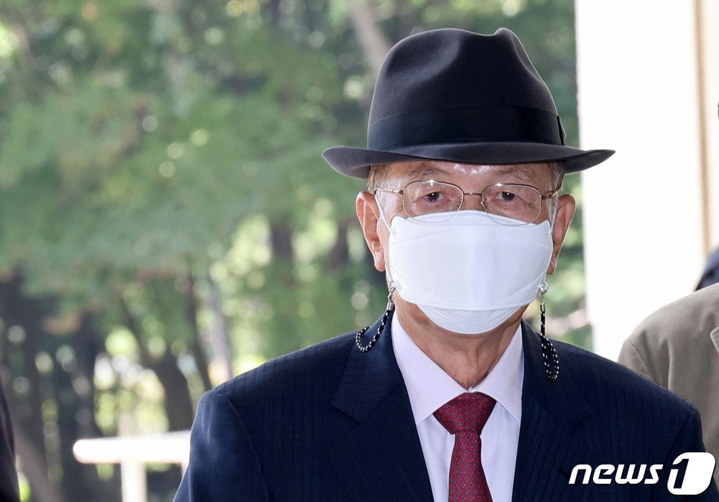 본문 이미지 - 김기춘 전 대통령 비서실장이 12일 오전 서울 서초구 서울중앙지방법원에서 열린 세월호 보고시간 조작 혐의 파기환송심 1회 공판에 출석하고 있다. 2022.10.12/뉴스1 ⓒ News1 이광호 기자