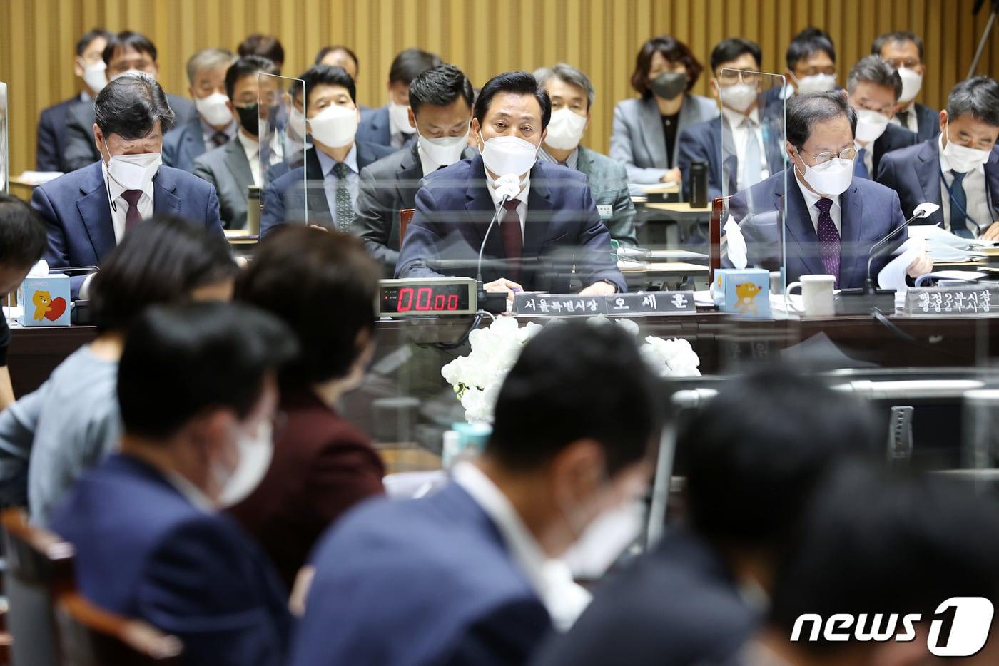 본문 이미지 - 오세훈 서울시장이 12일 서울시청에서 열린 국회 행정안전위원회의 서울시에 대한 국정감사에서 의원 질의에 답변하고 있다. 2022.10.12/뉴스1 ⓒ News1 조태형 기자