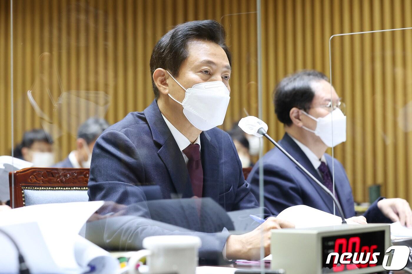 본문 이미지 - 오세훈 서울시장이 12일 서울시청에서 열린 국회 행정안전위원회의 서울시에 대한 국정감사에서 의원 질의에 답변하고 있다. 2022.10.12/뉴스1 ⓒ News1 조태형 기자