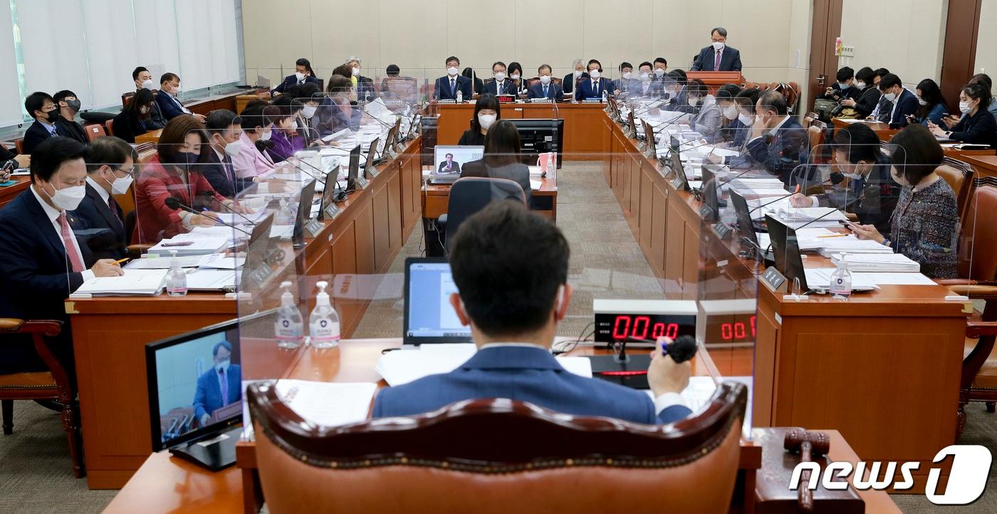 본문 이미지 - 12일 오전 서울 여의도 국회에서 보건복지위원회의 한국보건산업진흥원, 한국건강증진개발원, 대한적십자사, 국립중앙의료원 등 국정감사가 열리고 있다. (공동취재) 2022.10.12/뉴스1 ⓒ News1 유승관 기자