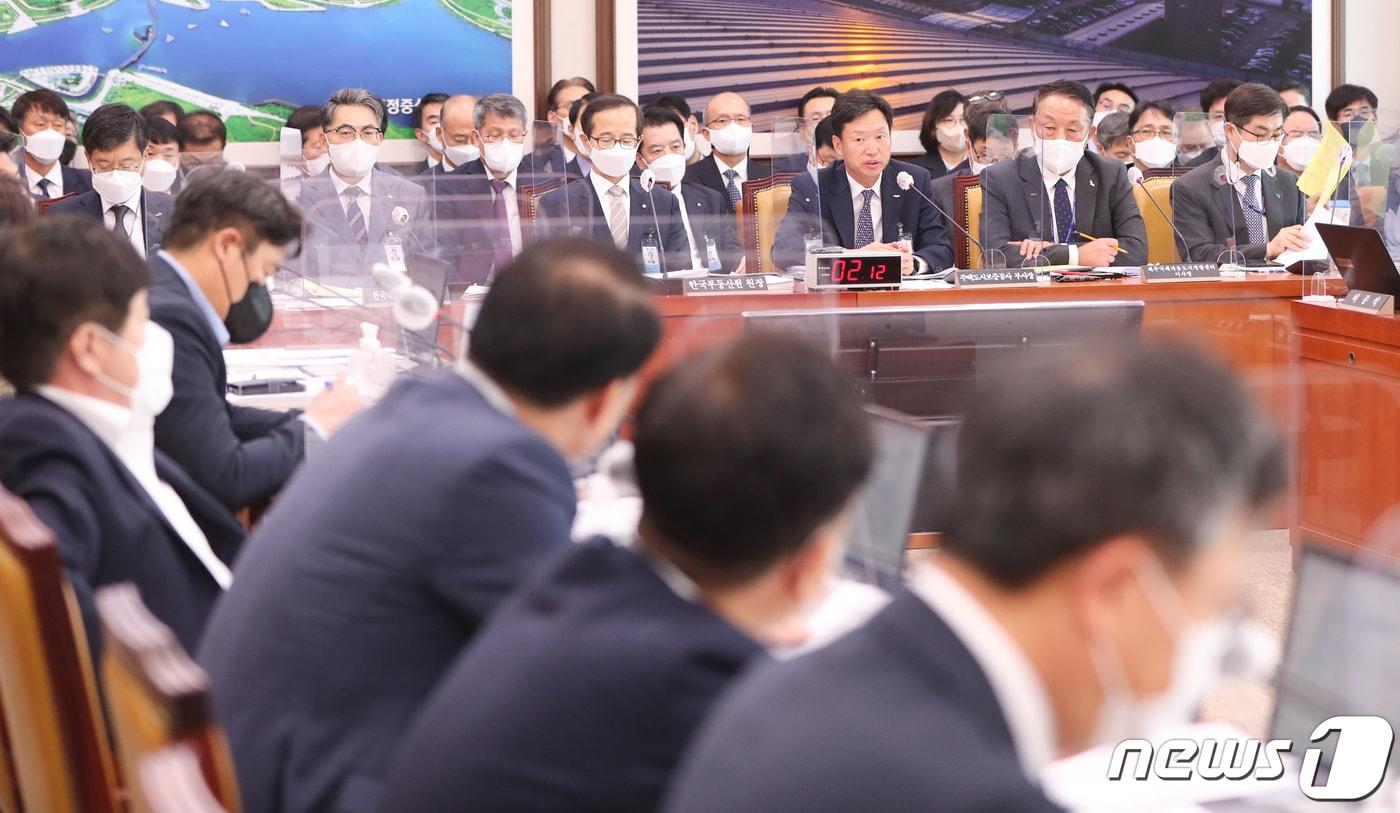 본문 이미지 - 이병훈 주택도시보증공사 부사장이 12일 서울 여의도 국회에서 열린 국토교통위원회의 한국부동산원 등에 대한 국정감사에서 의원들의 질의에 답하고 있다. 2022.10.12/뉴스1 ⓒ News1 허경 기자