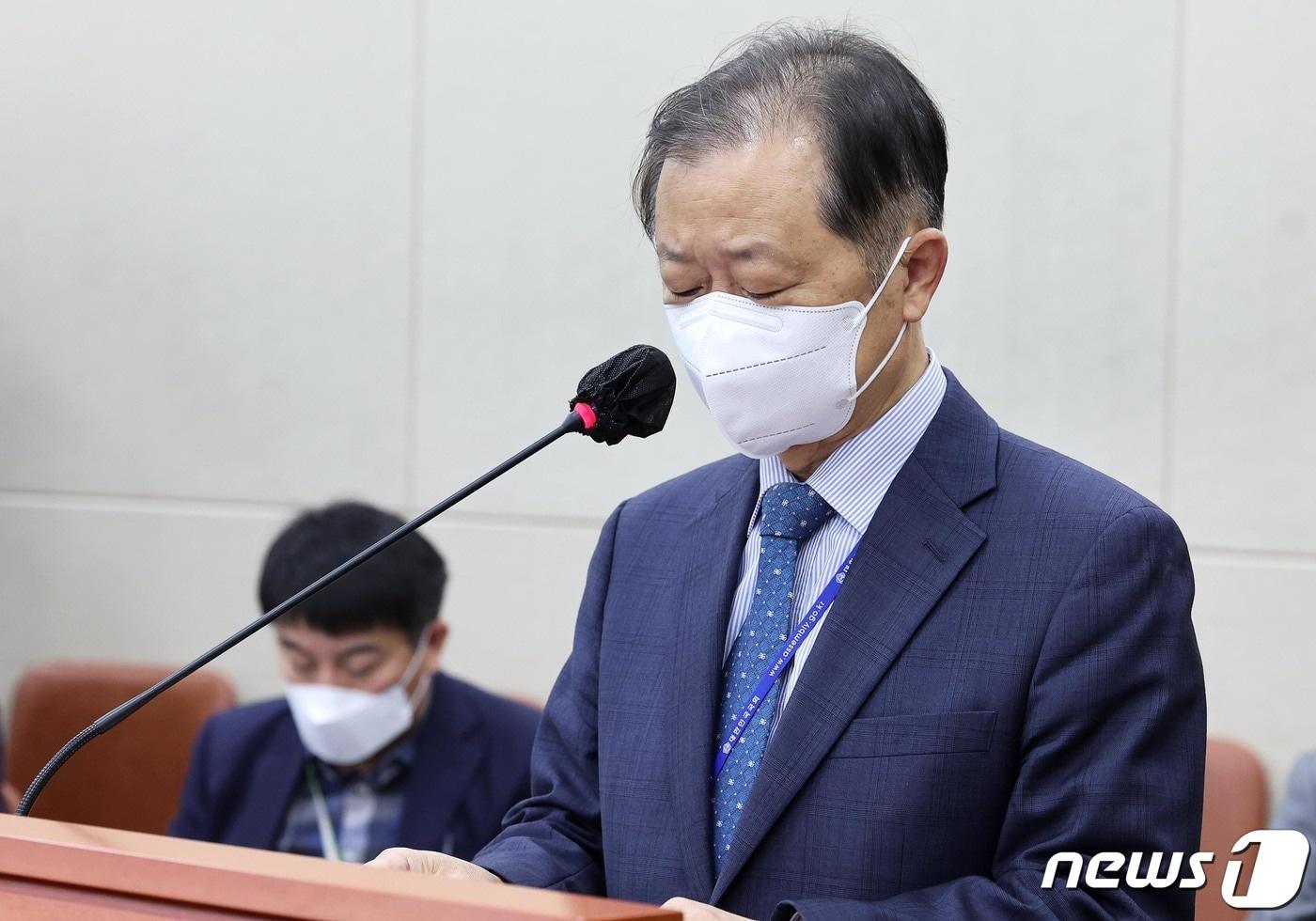 본문 이미지 - 신희영 대한적십자사 회장이 12일 오전 서울 여의도 국회에서 열린 한국보건산업진흥원, 한국건강증진개발원, 대한적십자사, 국립중앙의료원, 한국의료분쟁조정중재원, 한국한의학진흥원, 의료기관평가인증원, 한국공공조직은행, 한국보건의료정보원, 대한결핵협회 대상 보건복지위 국감에서 업무보고를 하고 있다. (공동취재) 2022.10.12/뉴스1 ⓒ News1 유승관 기자