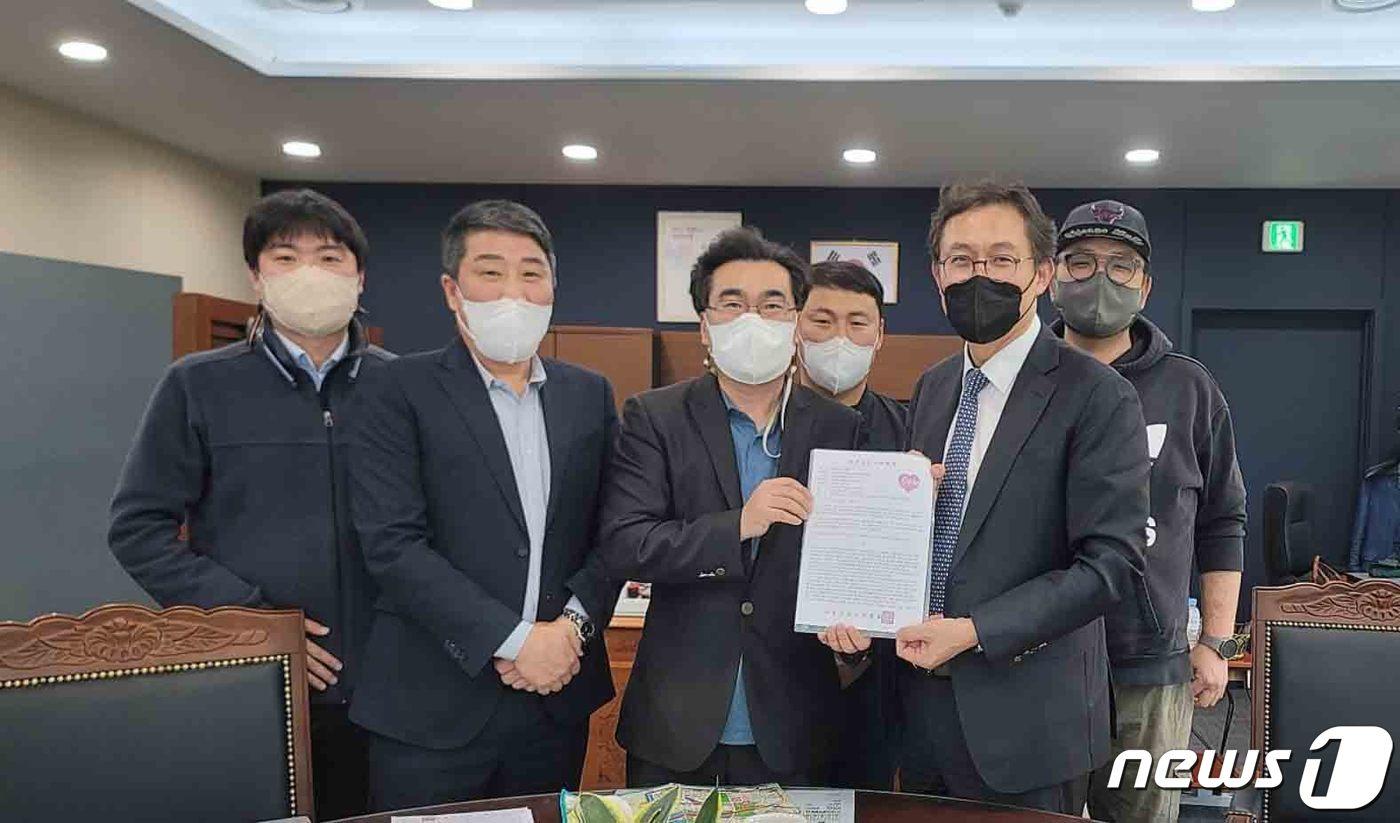 본문 이미지 - 지난 11일 LH파주사업단에서 운정신도시연합회과 주민대표들이 방문해 지역 현안에 대한 해결을 건의했다. (사진 왼쪽부터) 해오름마을14단지 입예협 노민균 회장, 운정연 이강석 부회장(산내마을9단지 회장), 운정연 이승철 회장, 물향기마을3단지 정의태 부총무, LH파주사업단 정상훈 단장, 초롱꽃마을13단지 이효범 회장. (운정연 제공)