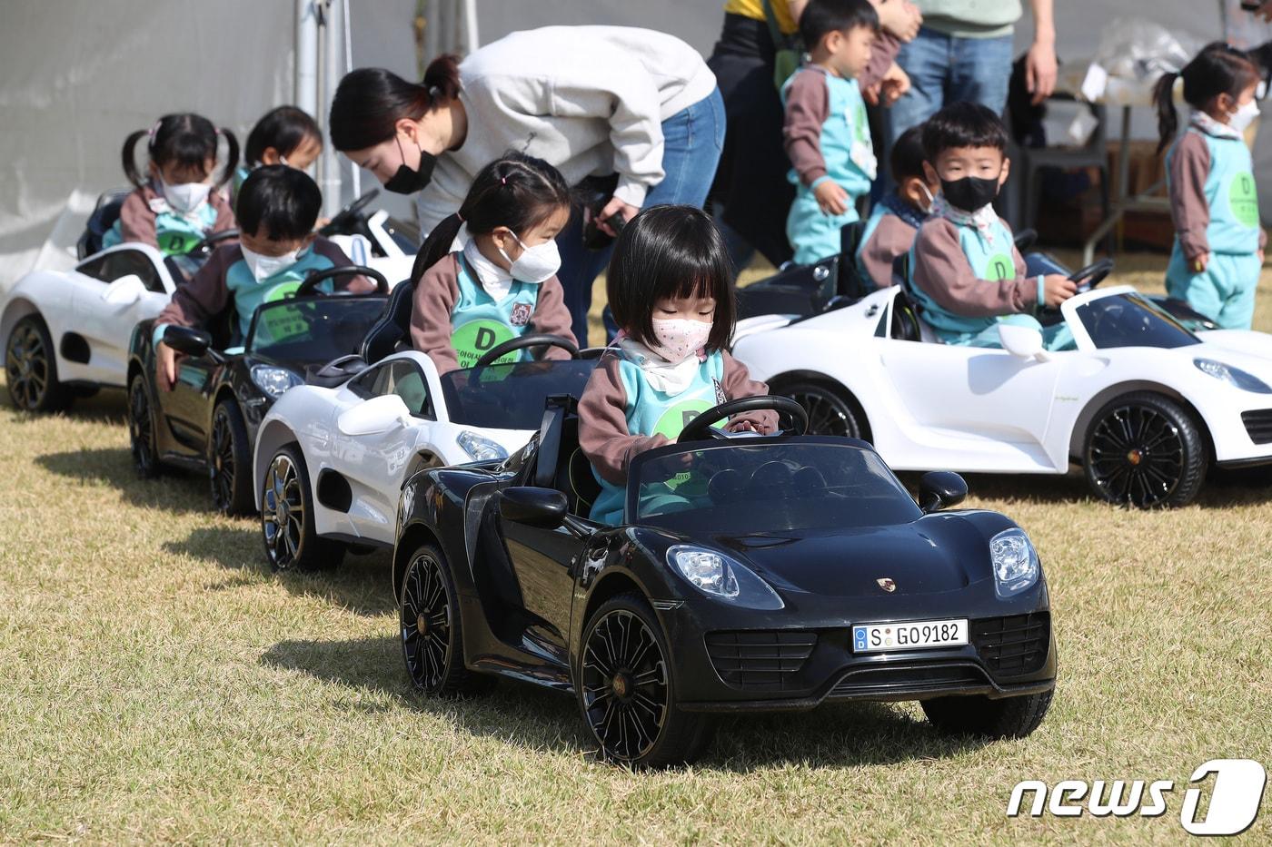 본문 이미지 - 대구지역의 국공립어린이집 설치 비율이 전국 특·광역시 가운데 두 번째로 높은 것으로 나타났다. 사진은 국공립 어린이집 체험 축제 모습. (사진은 기사 내용과 무관함)/뉴스1 ⓒ News1 자료 사진