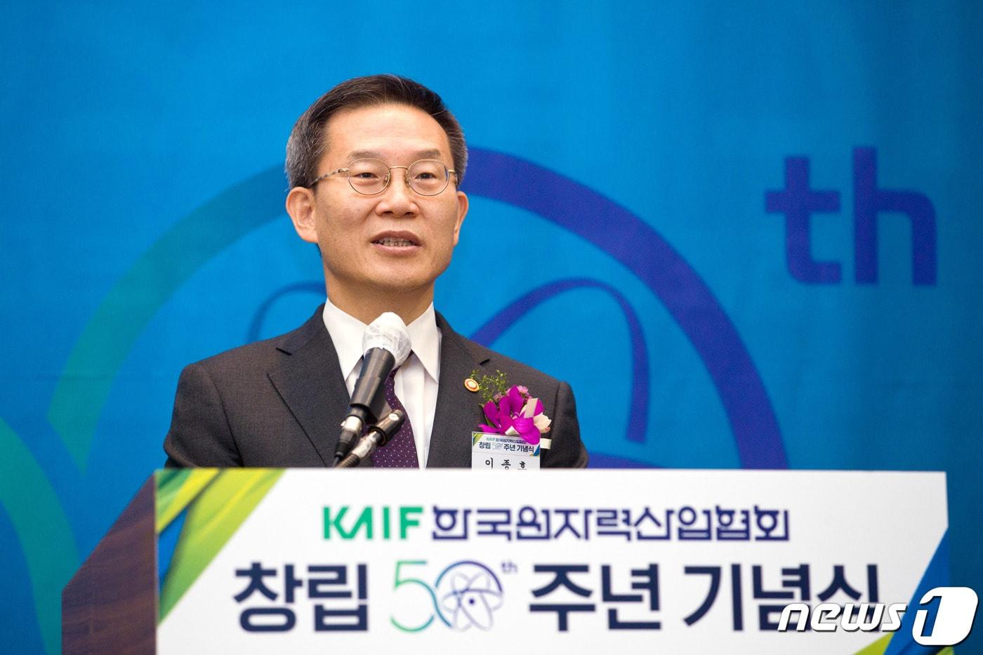 본문 이미지 - 이종호 과학기술정보통신부 장관이 12일 오전 서울 중구 한국프레스센터 프레스클럽에서 열린 '한국원자력산업협회 창립 50주년 기념식'에서 축사하고 있다. (과학기술정보통신부 제공) 2022.10.12/뉴스1