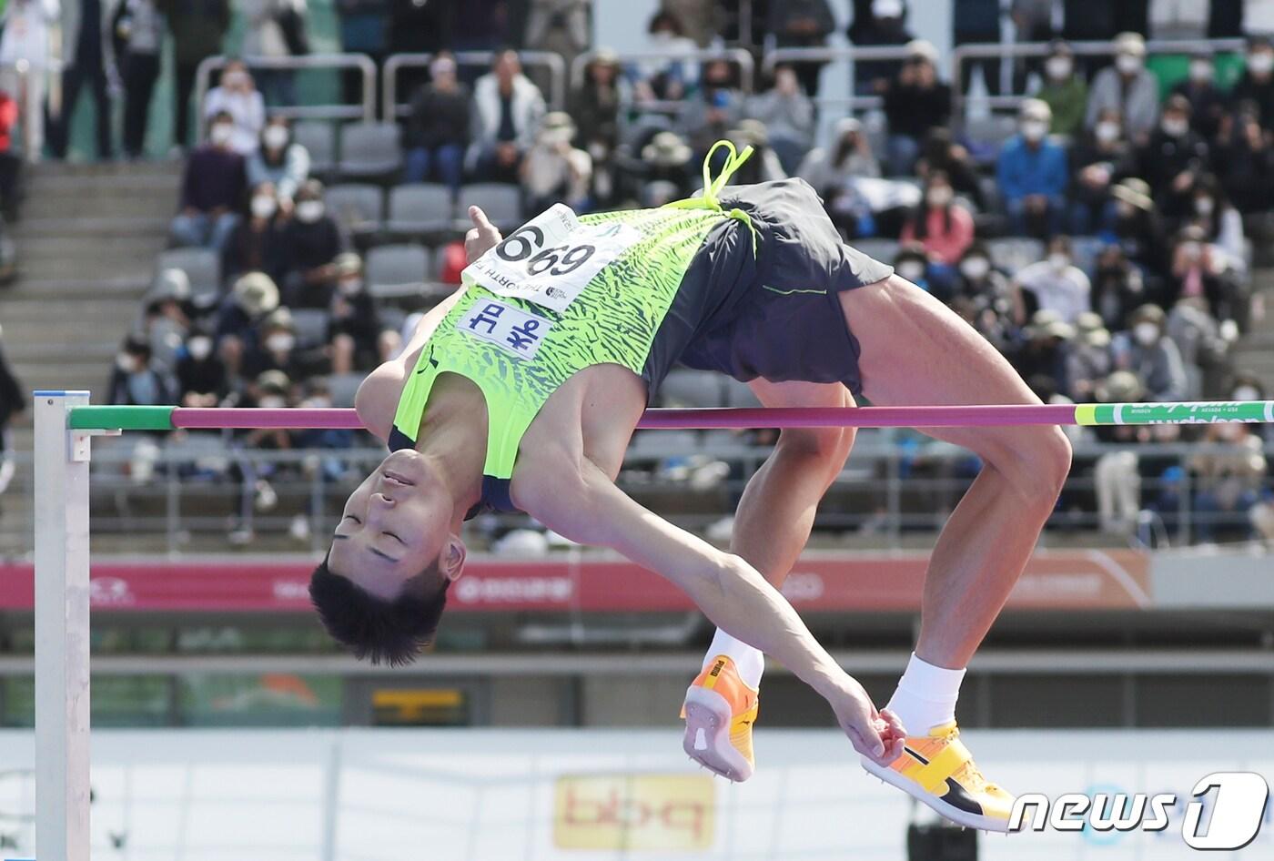 한국 높이뛰기의 간판 우상혁(서천군청)이 12일 울산종합운동장에서 열린 제103회 전국체육대회 육상 남자일반부 높이뛰기 결승에서 2m15를 넘고 있다. 2022.10.12/뉴스1 ⓒ News1 윤일지 기자