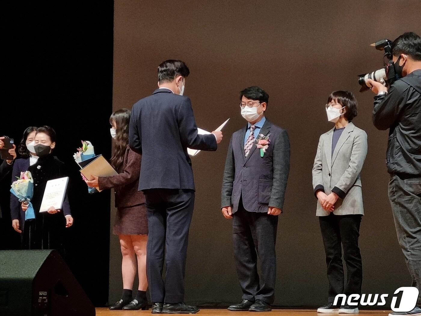 본문 이미지 - 12일 전북 전주시에 소재한 금암노인복지관 최재훈 관장(오른쪽 세번째)이 제26회 노인의날 기념식에서 전주시장상을 수상하고 있다.(복지관제공)2022.10.12/뉴스1