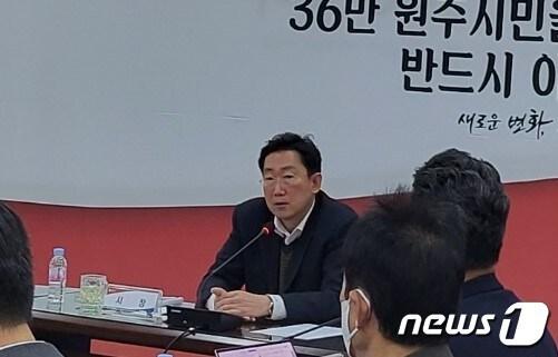 본문 이미지 - 원강수 강원 원주시장이 12일 오전 원주시청 대회의실에서 '민선 8기 취임 100일 브리핑'을 열고 시정운영 방침에 대해 소개하고 있다. 2022.10.12/뉴스1 신관호 기자
