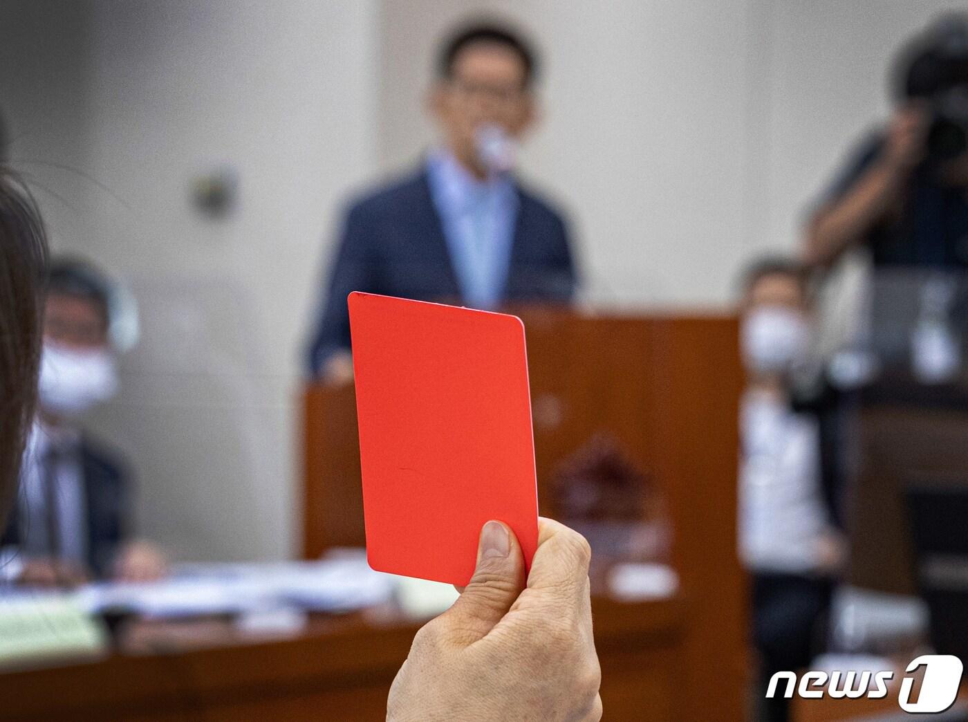 본문 이미지 - 이은주 정의당 비상대책위원장이 12일 오전 서울 여의도 국회에서 열린 환경노동위원회의 경사노위·중앙노동위원회·최저임금위원회 등에 대한 국정감사에서 김문수 경제사회노동위원장에게 민주노총에 대한 발언에 사과를 촉구하며 빨간색 카드를 들어보이고 있다. 2022.10.12/뉴스1