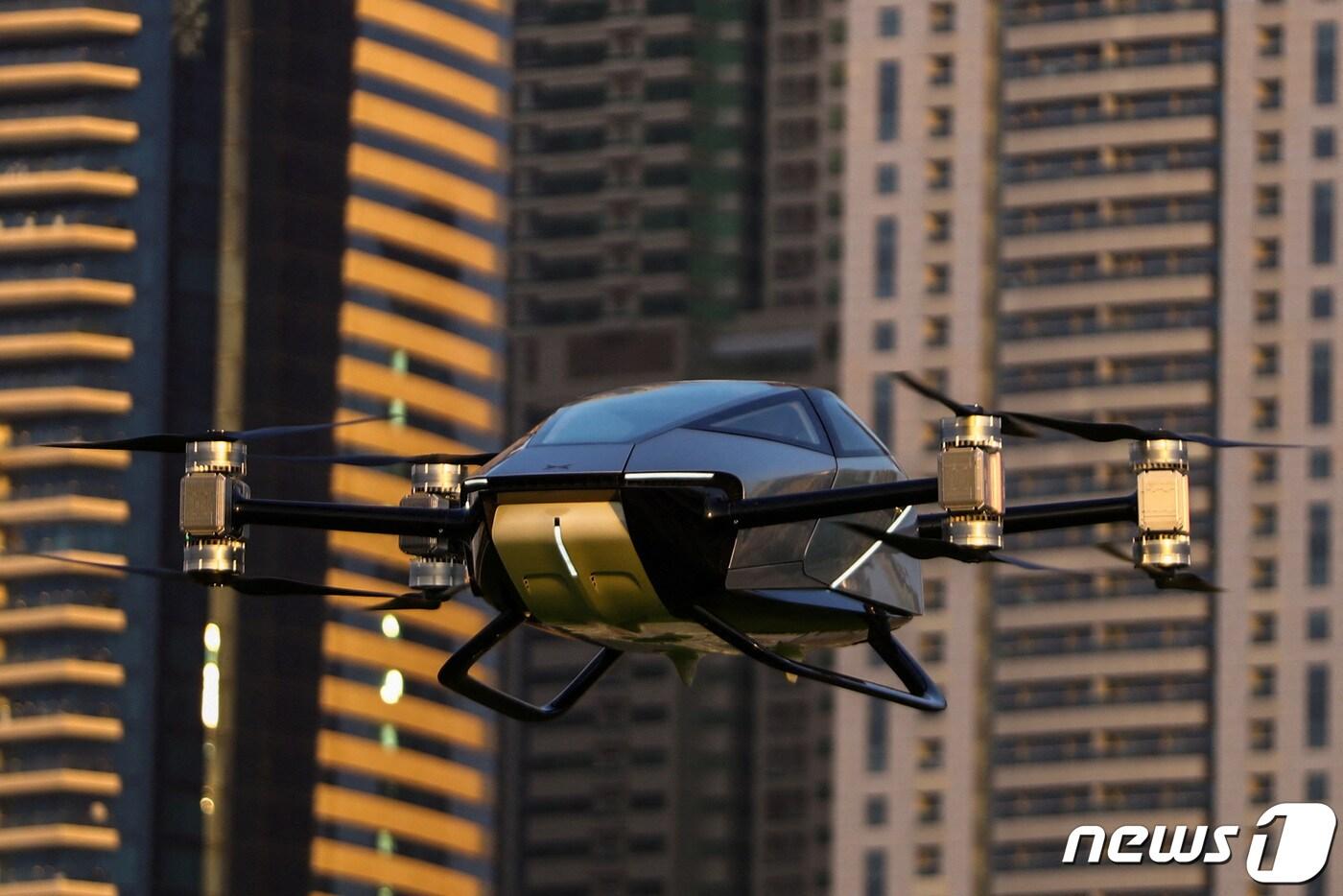 본문 이미지 - 11일(현지시간) 아랍에미리트 두바이에서 중국의 전기차 제조업체 샤오펑이 만든 비행하는 차 'X2'가 첫 공개비행을 진행했다. ⓒ 로이터=뉴스1 ⓒ News1 이유진 기자