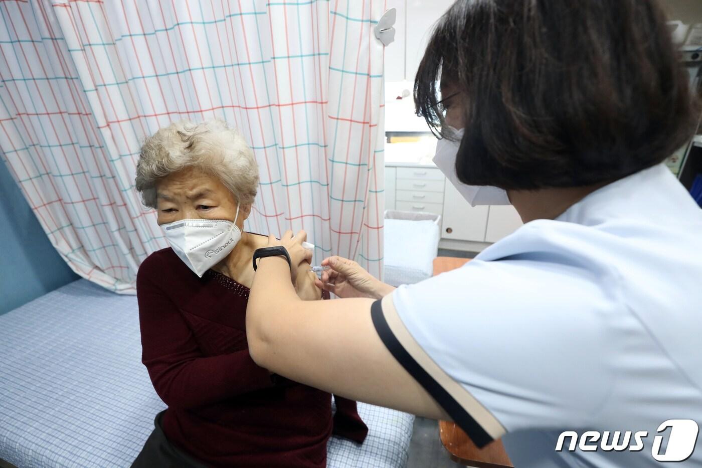 본문 이미지 - 만 75세 이상 고령층에 대한 인플루엔자(독감) 국가 예방접종이 시작된 12일 오후 서울 동작구 더본병원에서 해당 어르신이 예방접종을 받고 있다. 2022.10.12/뉴스1 ⓒ News1 황기선 기자