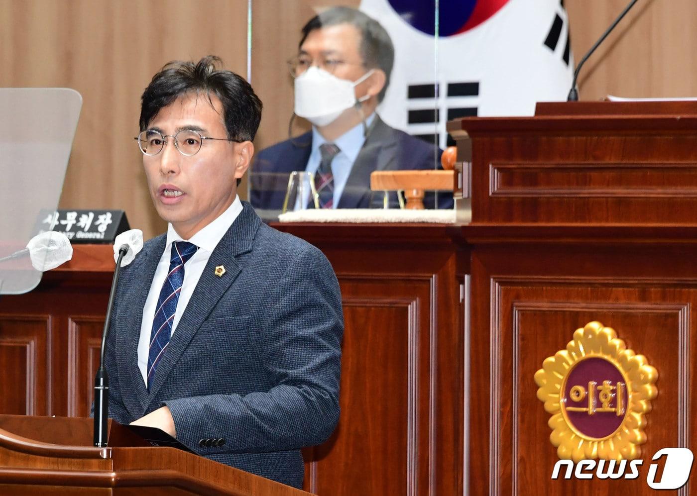 본문 이미지 - 박필순 광주시의원이 12일 시의회 임시회 본회의에서 시정질문을 하고 있다. 박 의원은 "강기정 광주시장의 핵심 공약인 영산강 Y프로젝트가 녹색성장의 탈을 쓴 4대강사업처럼 토목개발사업이 돼서는 안된다＂고 강조했다. 2022.10.12/뉴스1 ⓒ News1 박준배 기자