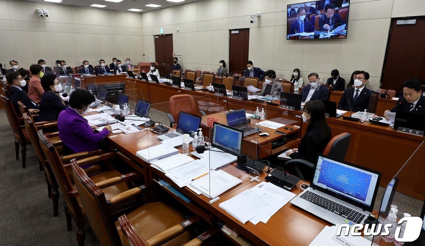 본문 이미지 - 12일 오후 서울 여의도 국회에서 보건복지위원회의 한국보건산업진흥원·한국건강증진개발원 등에 대한 국정감사가 시작됐지만 의원들의 자리가 비어있다. (공동취재) 2022.10.12/뉴스1 ⓒ News1 이재명 기자
