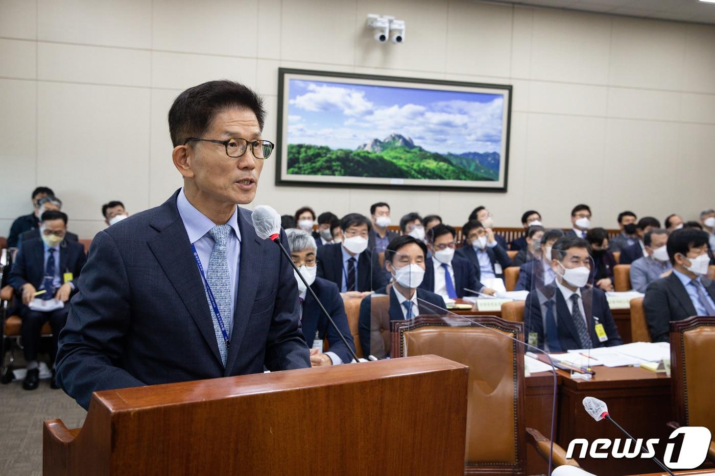 본문 이미지 - 김문수 경제사회노동위원장이 12일 서울 여의도 국회에서 열린 환경노동위원회의 경사노위·중앙노동위원회·최저임금위원회 등에 대한 국정감사에서 과거 자신의 발언에 대해 사과하고 있다. 2022.10.12/뉴스1 ⓒ News1 유승관 기자