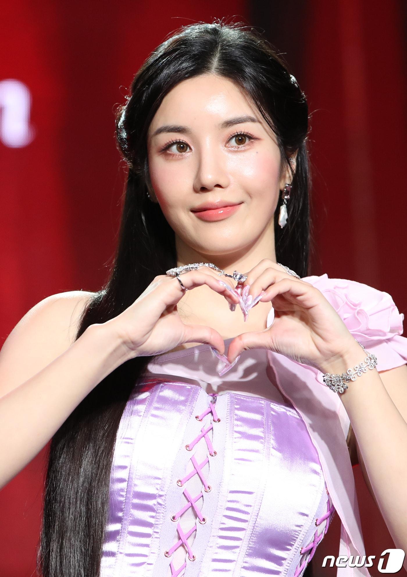 본문 이미지 - 가수 권은비가 12일 서울 강남구 일지아트홀에서 가진 세 번째 미니 앨범 '리탈리티 (Lethality)' 발매 쇼케이스에서 포즈를 취하고 있다. 2022.10.12/뉴스1 ⓒ News1 권현진 기자