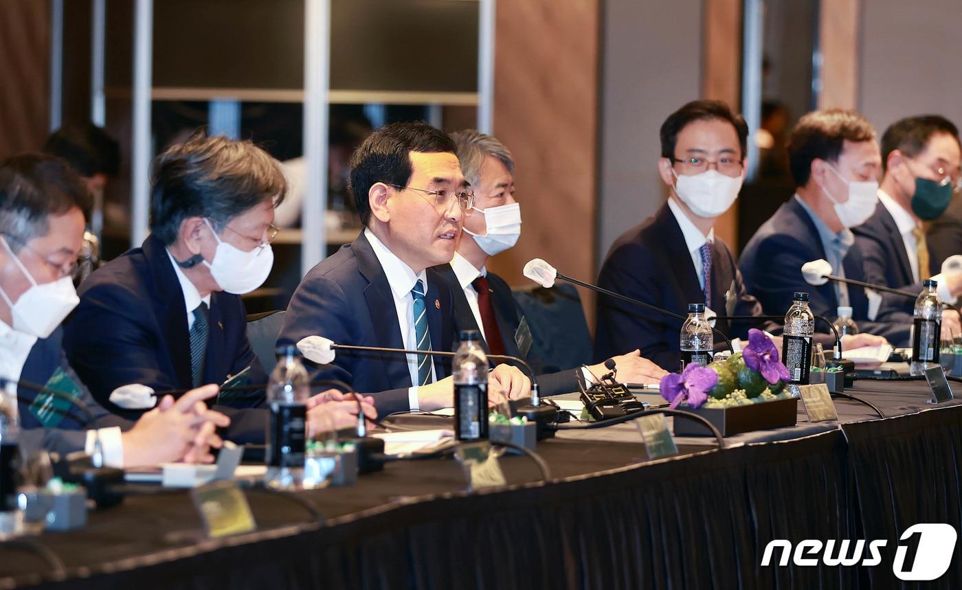 본문 이미지 - 이창양 산업통상자원부 장관이 서울 종로구 포시즌스호텔 누리볼룸에서 열린 한-호주 핵심광물 비즈니스라운드테이블에서 인사말을 하고 있다. (산업통상자원부 제공) 2022.10.12/뉴스1