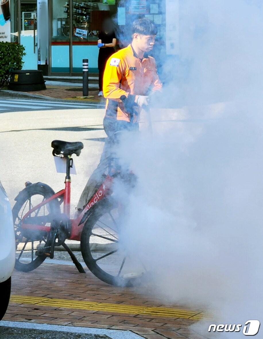본문 이미지 - 전기 공유자전거 배터리에서 화재가 발생한 모습. (대전소방본부 제공) /뉴스1