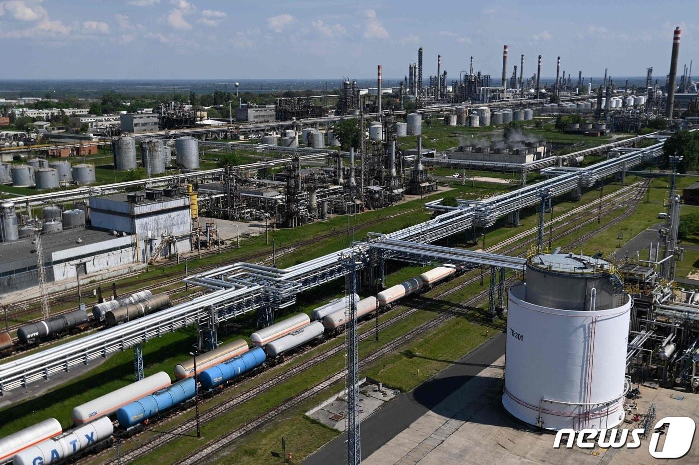 본문 이미지 - 드루즈바 송유관으로부터 원유를 공급받는 헝가리의 원유 시설. ⓒ AFP=뉴스1