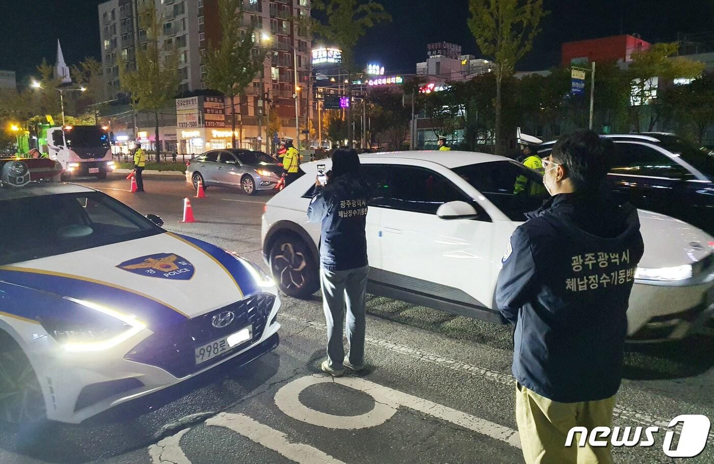본문 이미지 - 광주시 체납징수기동반이 음주단속 현장에서 자동차세 체납 차량을 단속하고 있다.(광주시 제공)2022.10.12/뉴스1 ⓒ News1 박준배 기자