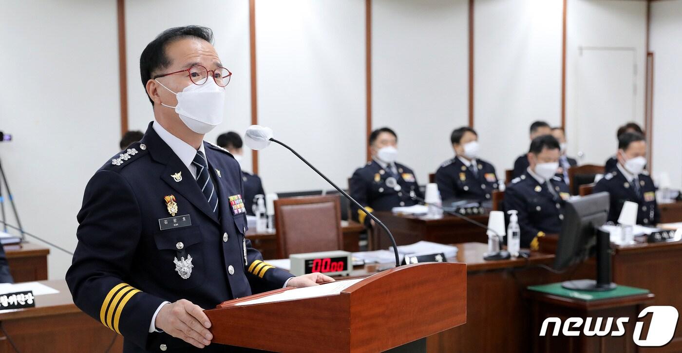 본문 이미지 - 김광호 서울경찰청장이 12일 오후 서울 종로구 서울경찰청에서 열린 행정안전위원회의 서울경찰청에 대한 국정감사에서 인사말을 하고 있다. 2022.10.12/뉴스1 ⓒ News1 박지혜 기자