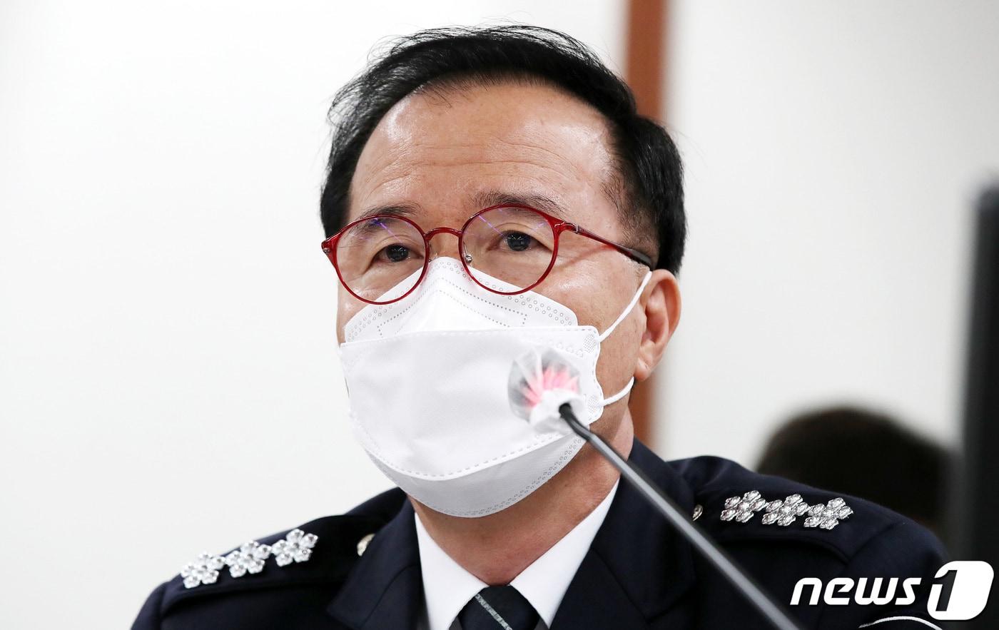 본문 이미지 - 김광호 서울경찰청장이 12일 오후 서울 종로구 서울경찰청에서 열린 행정안전위원회의 서울경찰청에 대한 국정감사에서 의원 질의에 답하고 있다. 2022.10.12/뉴스1 ⓒ News1 박지혜 기자