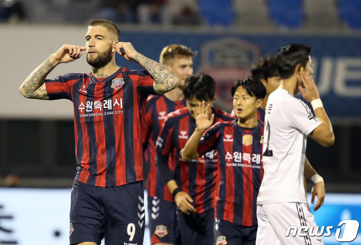 12일 오후 경기 수원 장안구 수원종합운동장에서 열린 프로축구 ‘하나원큐 K리그1 2022' 수원 FC와 성남 FC의 경기에서 수원 라스가 역전골을 넣고 세리머니를 하고 있다. 2022.10.12/뉴스1 ⓒ News1 DB