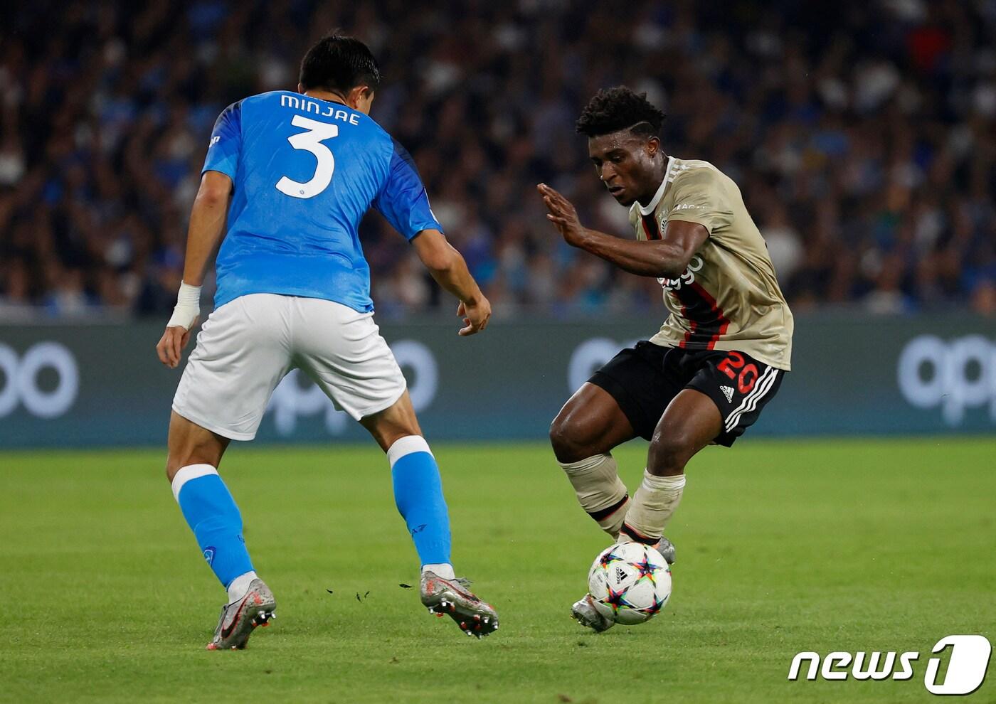 든든한 수비로 나폴리의 유럽축구연맹(UEFA) 챔피언스리그 16강 진출을 이끈 김민재. ⓒ 로이터=뉴스1