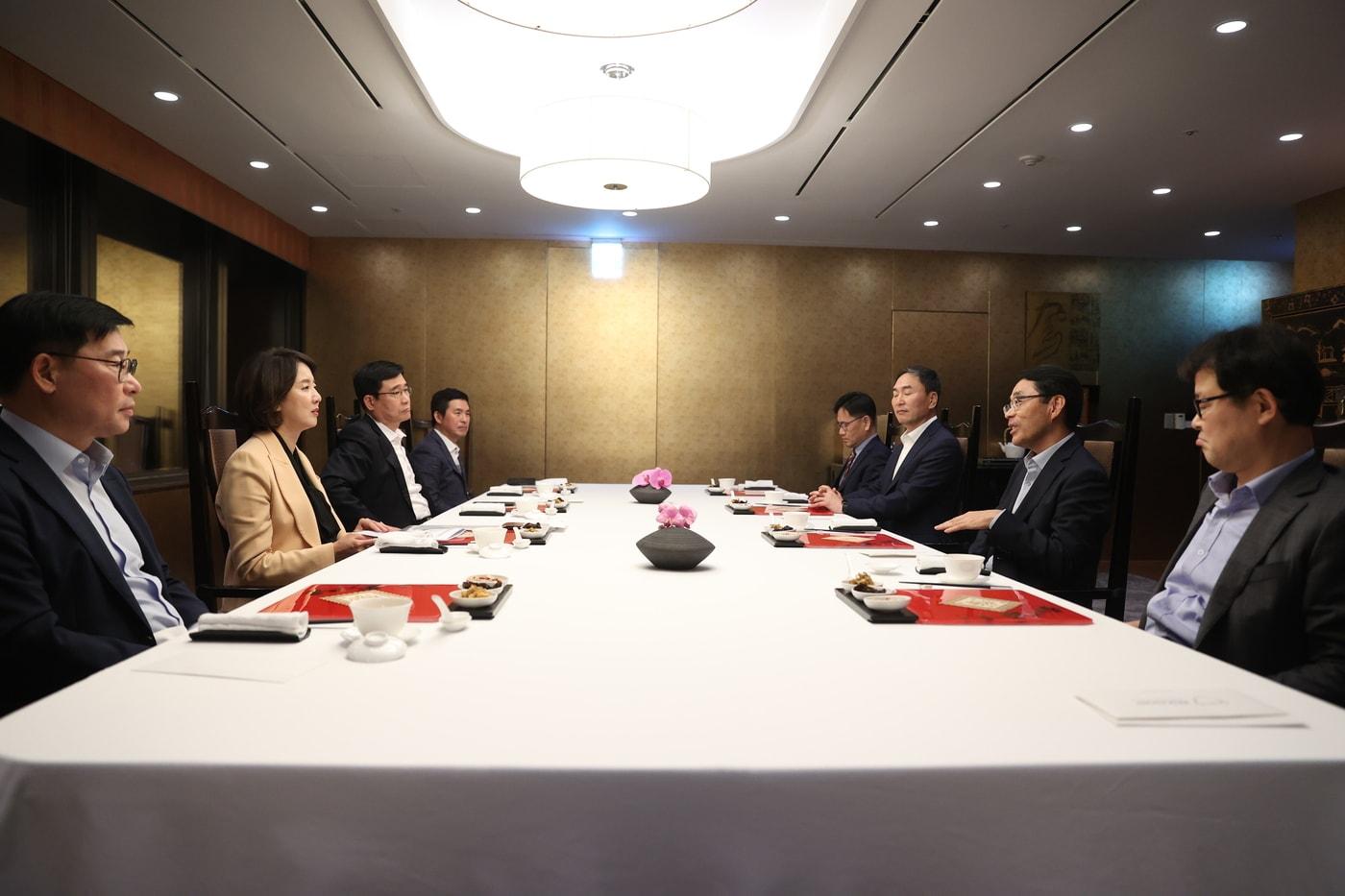 본문 이미지 - ) 이영 중소벤처기업부 장관이 12일 서울 여의도에서 납품대금 연동제 시범운영 참여 대기업 6개사 대표·임원을 만나 법제화 논의에도 적극 참여해줄 것을 당부하고 있다.(중소벤처기업부 제공)