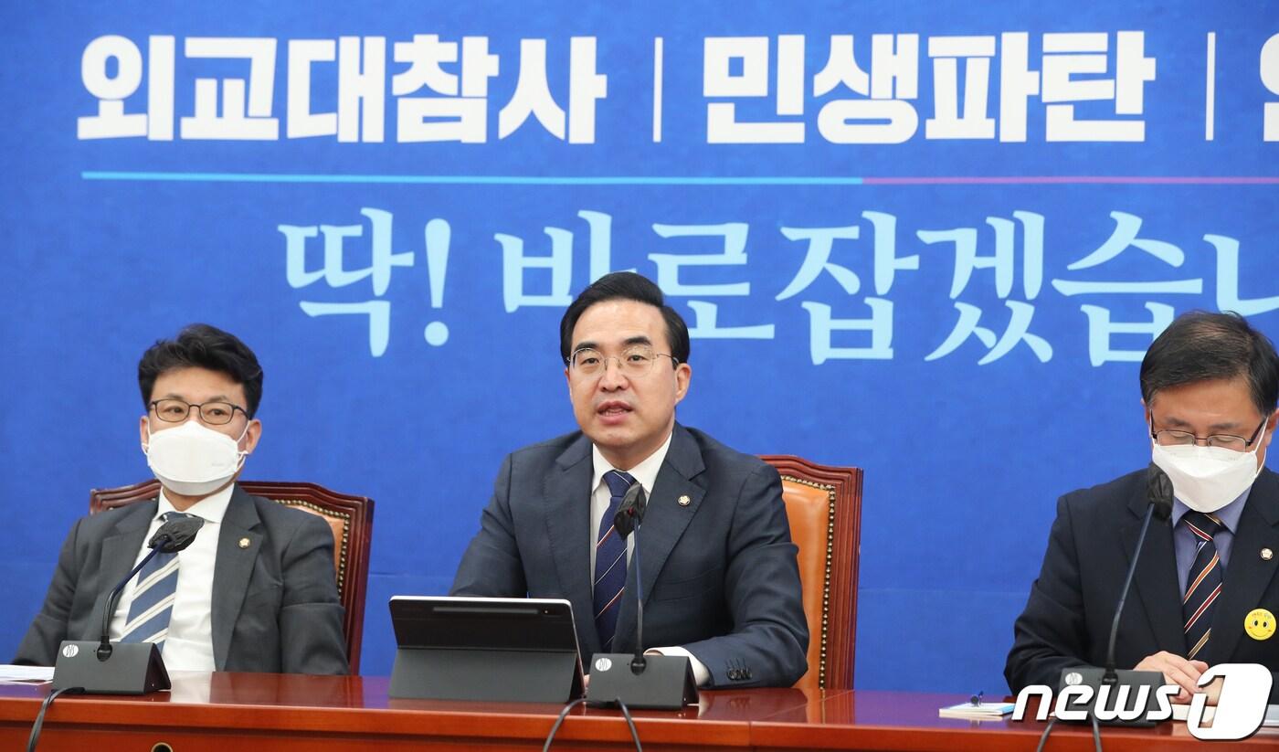 본문 이미지 - 박홍근 더불어민주당 원내대표가 13일 서울 여의도 국회에서 열린 국정감사대책회의에서 모두 발언을 하고 있다. 2022.10.13/뉴스1 ⓒ News1 허경 기자