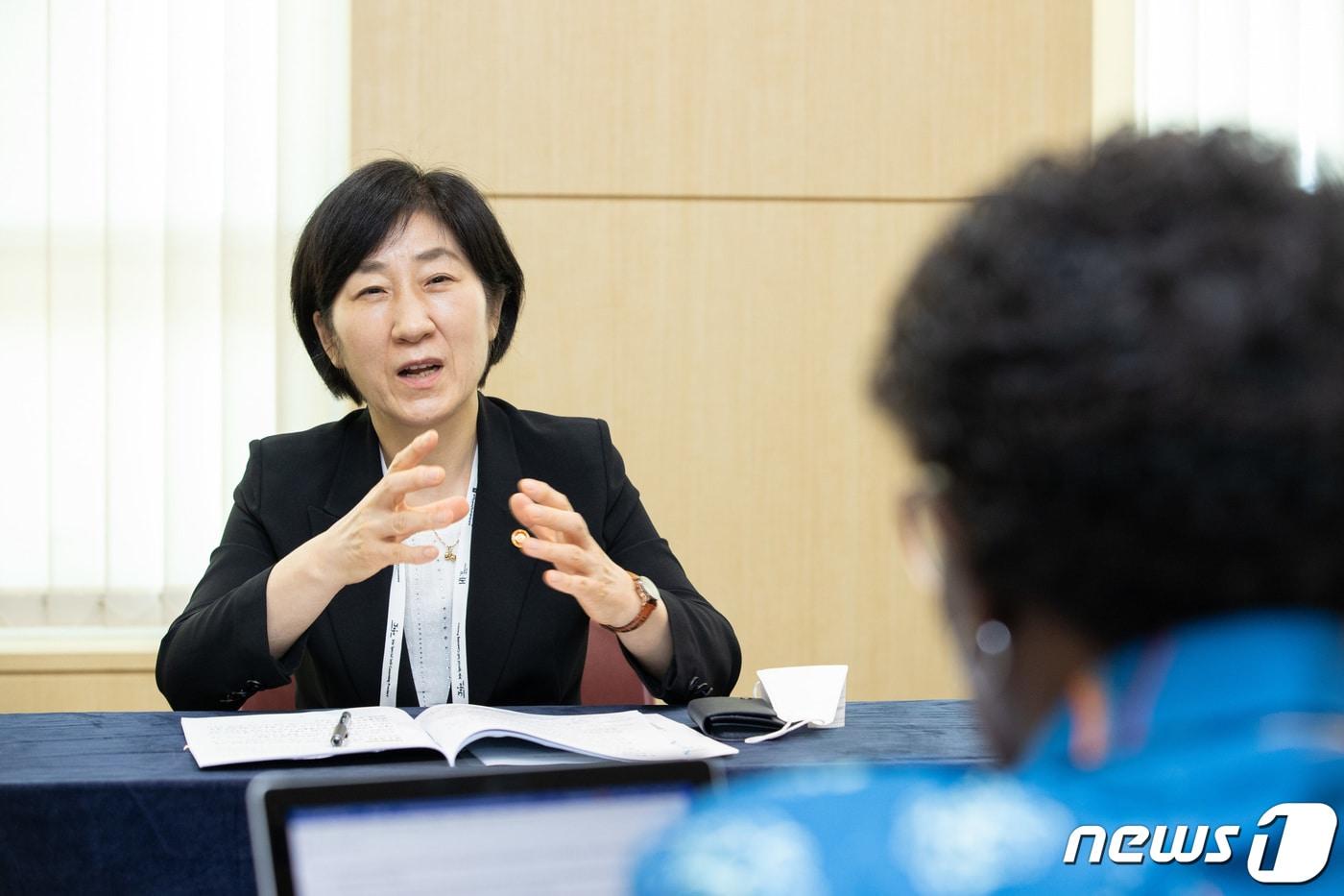 본문 이미지 - 한화진 환경부장관이 지난 10월13일 오전 제주 국제컨벤션센터에서 엘리자베스 마루마 므레마 생물다양성협약(CBD) 사무총장과 양자면담을 하고 있다. (환경부 제공) 2022.10.13/뉴스1