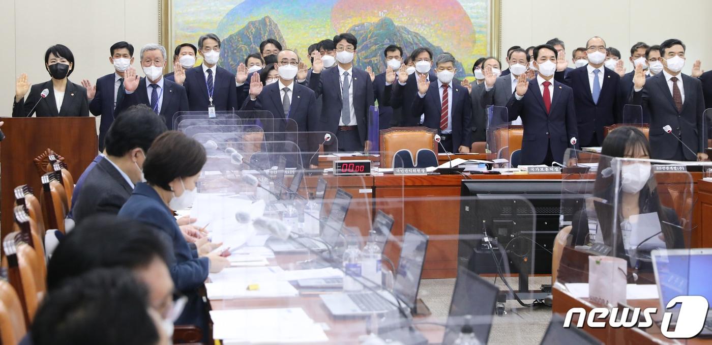 전현희 국민권익위원장이 13일 서울 여의도 국회에서 열린 정무위원회의 국민권익위원회, 국가보훈처 등에 대한 국정감사에서 선서를 하고 있다. 2022.10.13/뉴스1 ⓒ News1 허경 기자