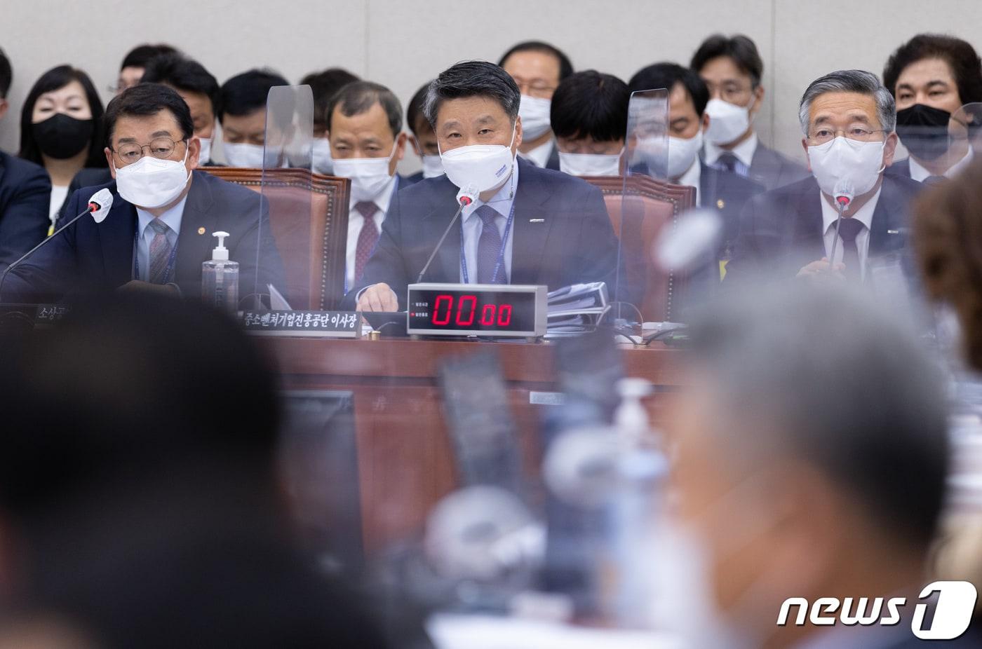 김학도 중소벤처기업진흥공단 이사장이 13일 서울 여의도 국회에서 열린 산업통상자원중소벤처기업위원회의 중소벤처기업진흥공단, 기술보증기금 등에 대한 국정감사에서 의원 질의에 답변하고 있다(뉴스1DB)ⓒ News1