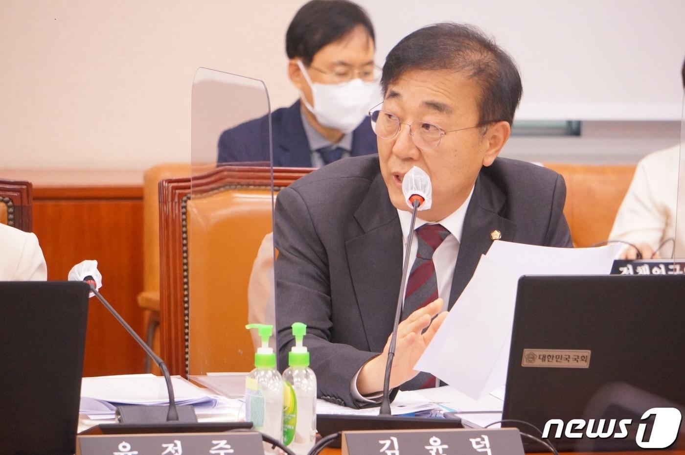 김윤덕 더불의민주당 의원이 문체부 산하기관에 대한 국정감사에서 질의를 하고 있다.(의원실제공News1 김동규 기자