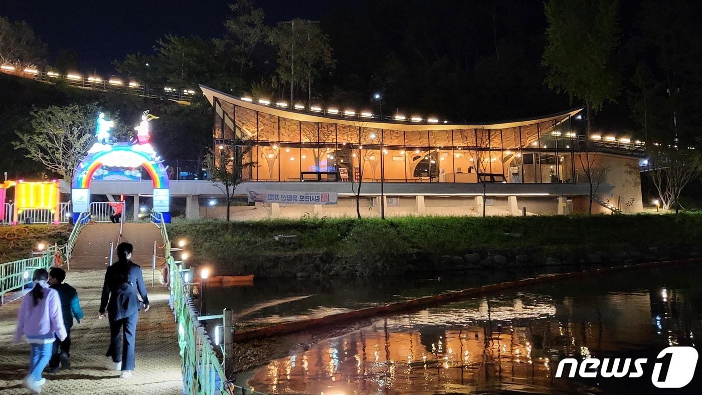 진주 남강 유등축제의 부교와 물빛나루쉼터. 2022.10.12 뉴스1/한송학기자
