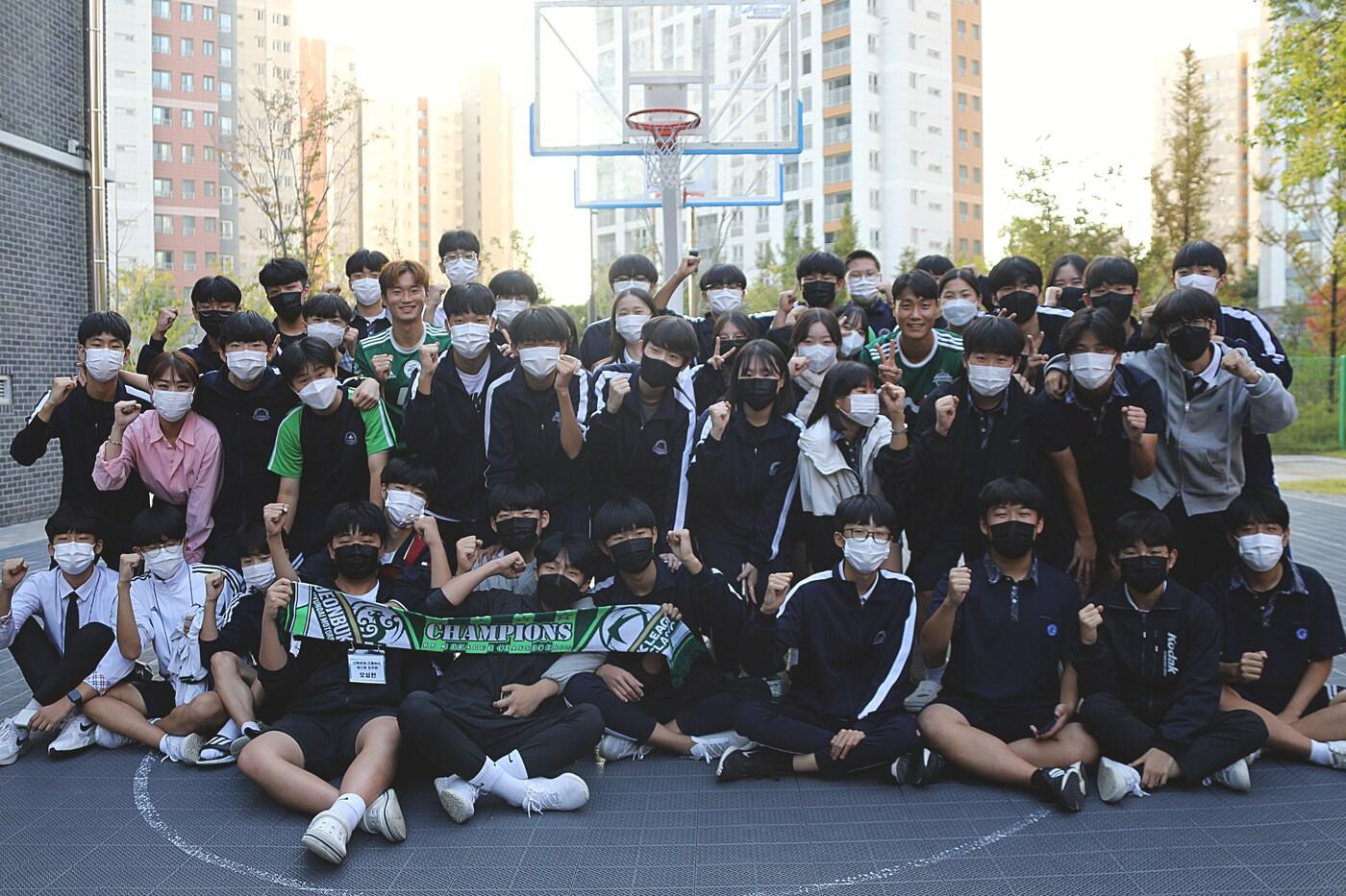 본문 이미지 - 12일 스쿨어택을 가진 김진수와 백승호 (전북 현대 제공)