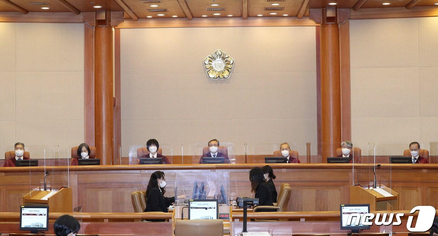 본문 이미지 - 유남석 헌법재판소장(가운데)을 비롯한 헌법재판관들이 13일 오후 서울 종로구 헌법재판소 대심판정에서 열린 출입국관리법 제63조 1항 위헌제청사건 공개변론에 자리하고 있다. 2022.10.13/뉴스1 ⓒ News1 신웅수 기자