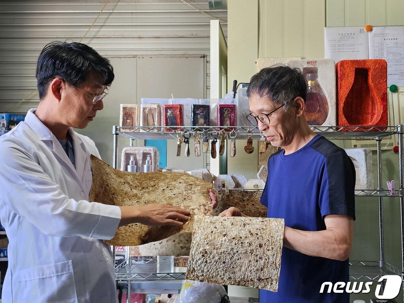 본문 이미지 - 13일 충북 충주시농업기술센터는 충주버섯연구회와 공동으로 버섯균사체 가죽 개발에 성공했다고 밝혔다. 왼쪽부터 이대희 농업기술센터 지도사, 조준영 충주버섯연구회 회장.(충주시 제공)2022.10.13/뉴스1