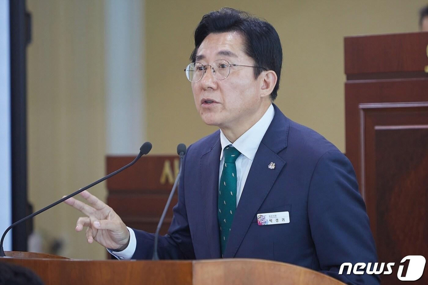 본문 이미지 - 박경귀 아산시장이 제239회 아산시의회 임시회 시정 질문에서 답변하고 있다.(아산시청 제공)