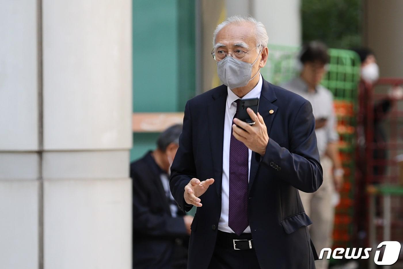 본문 이미지 - 박정희 군사 정권 시절 '긴급 조치 1호' 최초 위반자로 옥살이를 한 고 장준하 선생의 장남 장호권 광복회장이 13일 오후 서울 서초구 서울고등법원에서 열린 장준하 선생 유족의 국가 상대 손해배상 소송 2심 선고기일에 출석하고 있다. 2022.10.13/뉴스1 ⓒ News1 이광호 기자