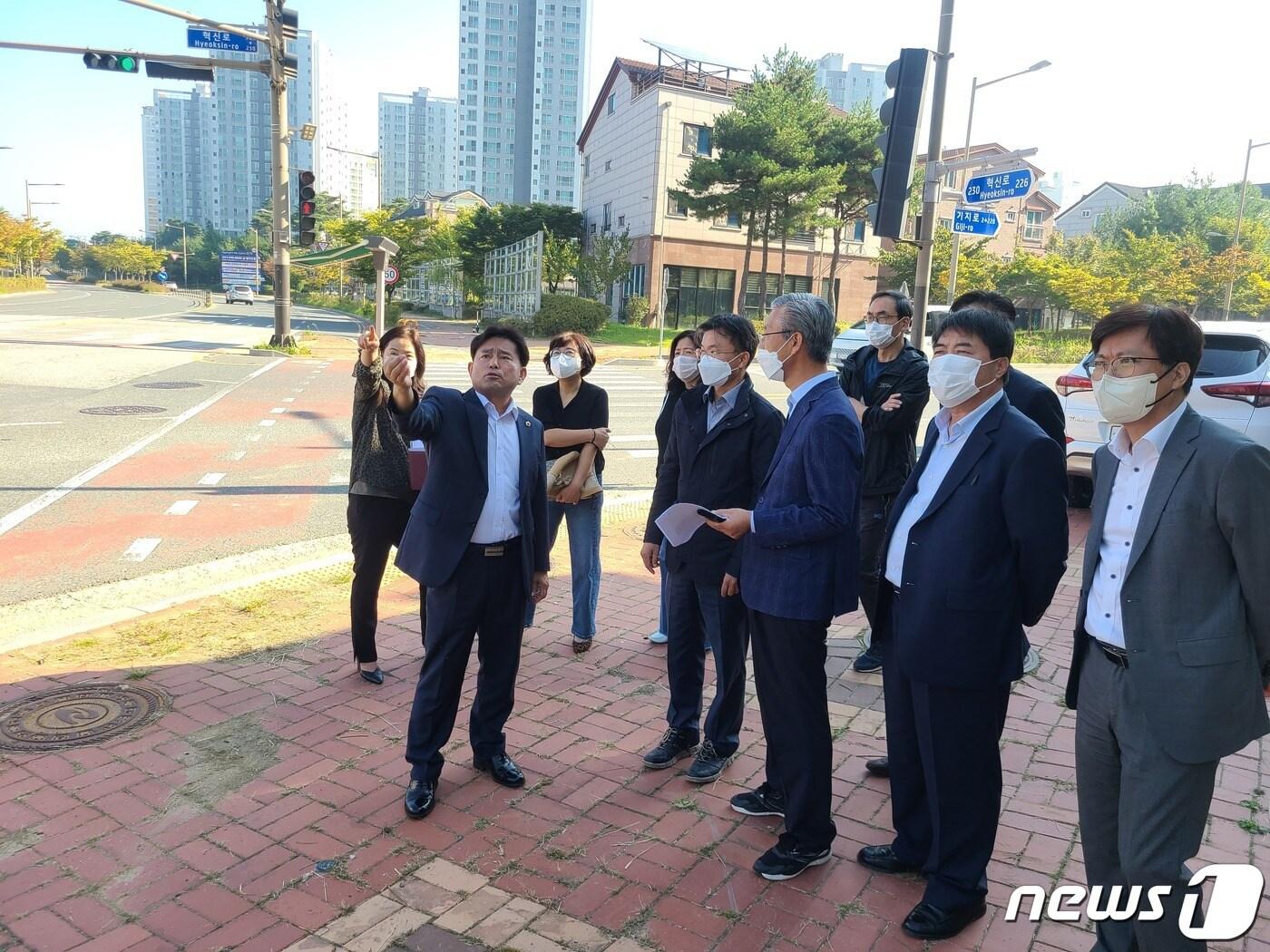 본문 이미지 - 13일 윤수봉 전북도의원(앞줄 왼쪽 첫번째이 방음벽에서 반사되는 빛으로 피해를 호소하고 있는 현장을 직접 찾아 반사 정도를 확인하고 있다.(전북도의회제공)2022.10.13/뉴스1