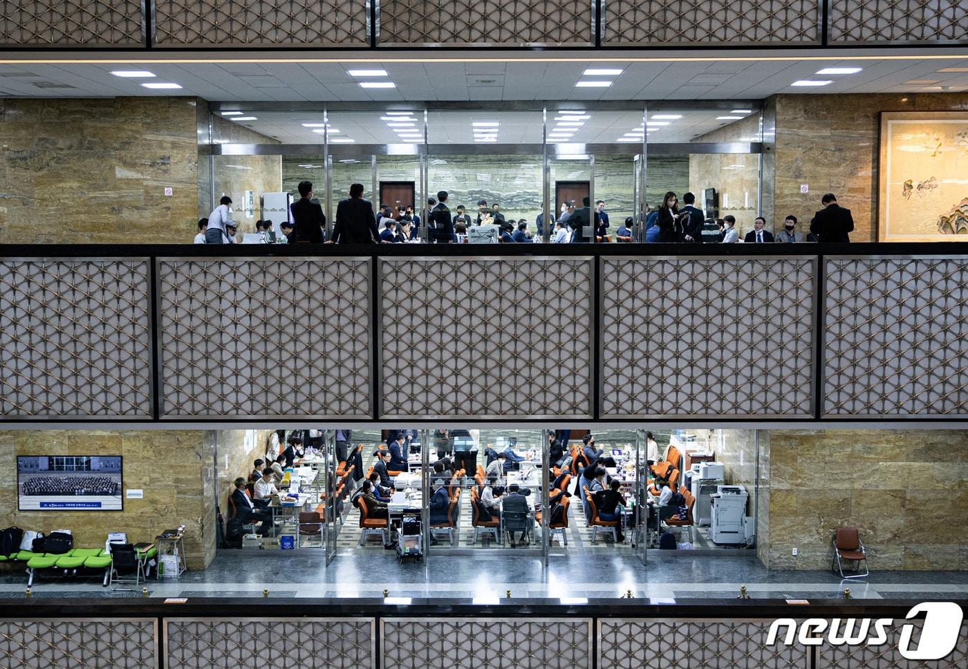 본문 이미지 - 국정감사가 중반을 지나고 있는 13일 오후 서울 여의도 국회 본청 복도에서 피감기관 직원들이 국정감사 자료를 준비하고 있다./뉴스1 ⓒ News1 이재명 기자
