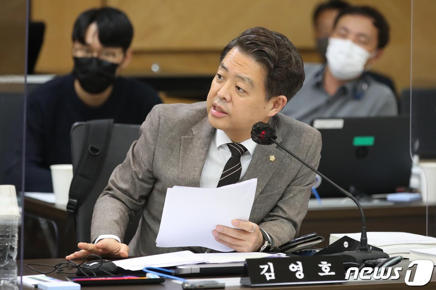 본문 이미지 - 김영호 더불어민주당 의원이 13일 오후 대구시교육청에서 열린 국회 교육위원회의 대구·경북, 강원교육청에 대한 국정감사에서 질의하고 있다. 2022.10.13/뉴스1 ⓒ News1 공정식 기자