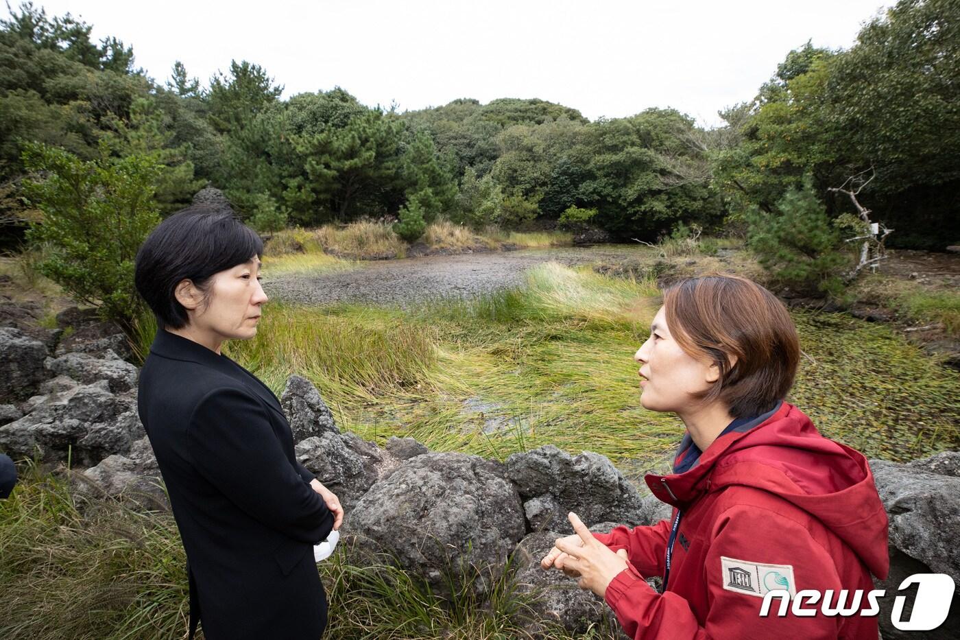 한화진 환경부장관이 지난해 10월13일 오후 제주 제주시 조천읍에 위치한 동백동산습지센터를 방문, 동백동산 습지보호지역을 둘러보며 람사르습지도시 운영 및 관리 현황에 대한 설명을 듣고 있다. (환경부 제공) 2022.10.13/뉴스1