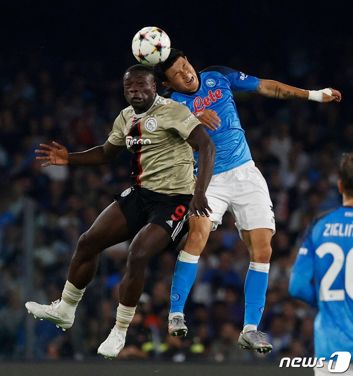 본문 이미지 - 아약스전 승리를 견인한 나폴리 수비수 김민재(오른쪽) ⓒ 로이터=뉴스1