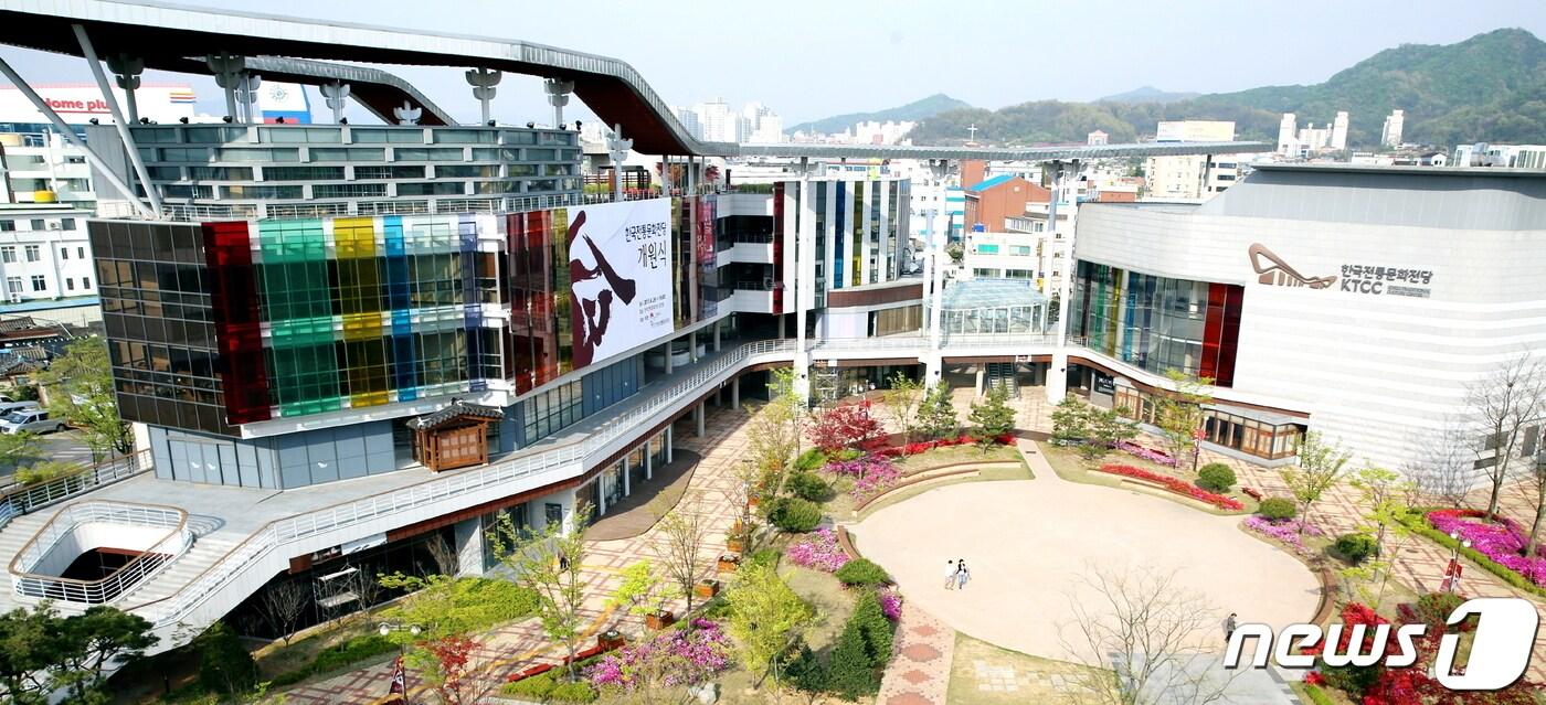 본문 이미지 - 한국전통문화전당은 14일부터 사흘간 전당 야외마당에서 '제1회 전주공예박람회'를 개최한다고 13일 밝혔다. 한국전통문화전당 전경(한국전통문화전당 제공)2022.10.13/뉴스1