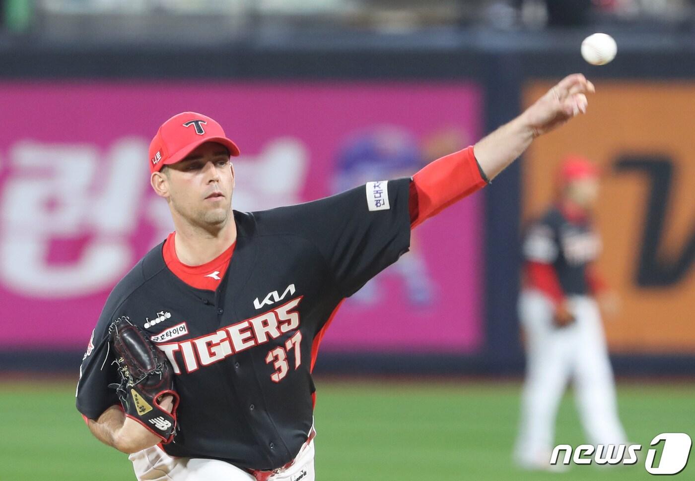13일 오후 경기 수원시 장안구 KT위즈파크에서 열린 ‘2022 신한은행 SOL KBO 포스트시즌’ 와일드카드 결정전 1차전 KIA 타이거즈와 KT 위즈의 경기, KIA 선발투수 놀린이 공을 던지고 있다. 2022.10.13/뉴스1 ⓒ News1 김영운 기자