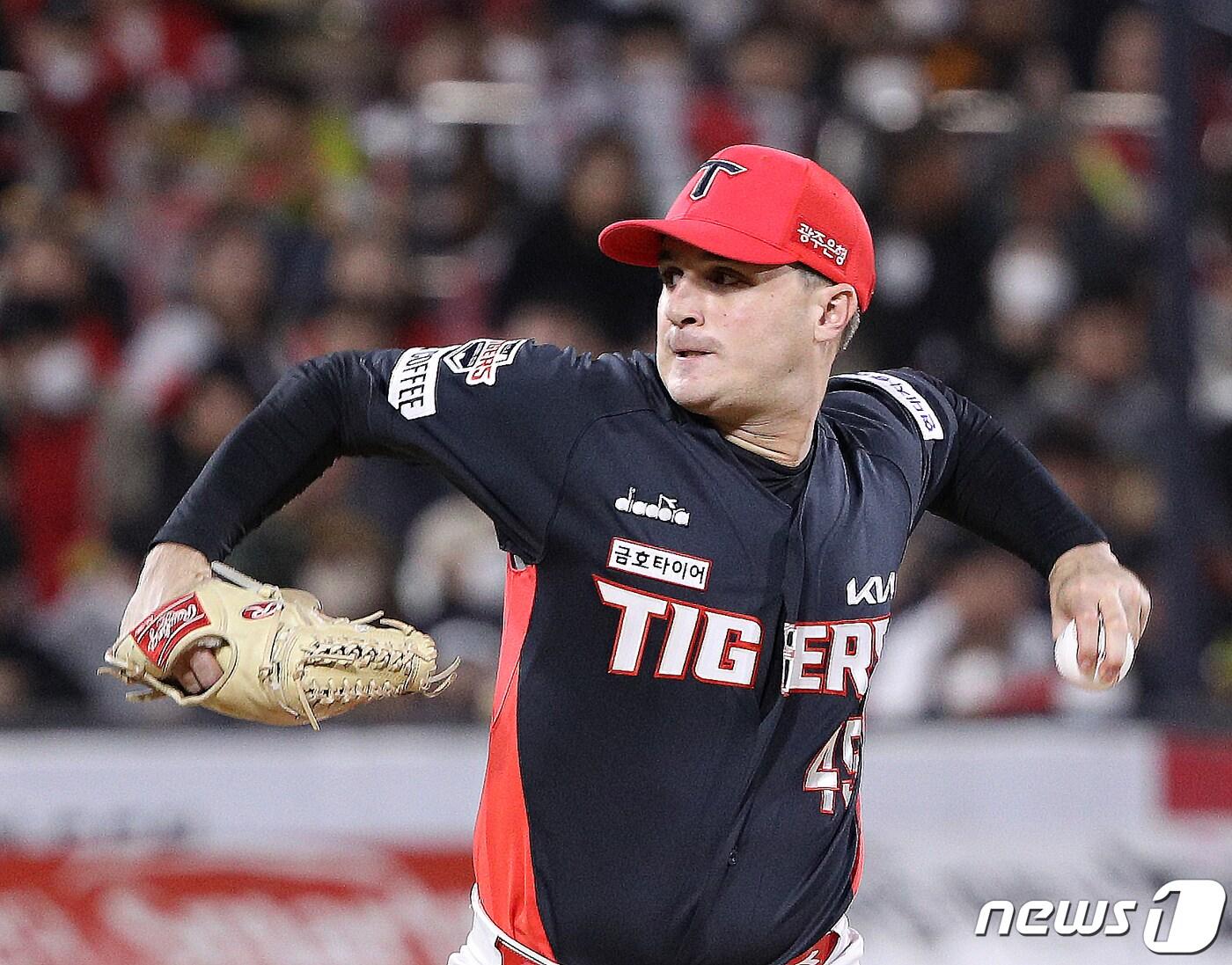 본문 이미지 - 13일 오후 경기 수원시 KT위즈파크에서 열린 '2022 신한은행 SOL KBO 포스트시즌' 와일드카드 결정전 1차전 KIA 타이거즈와 KT 위즈의 경기에서 놀란과 교체된 KIA 파노니가 역투하고 있다. 2022.10.13/뉴스1 ⓒ News1 신웅수 기자
