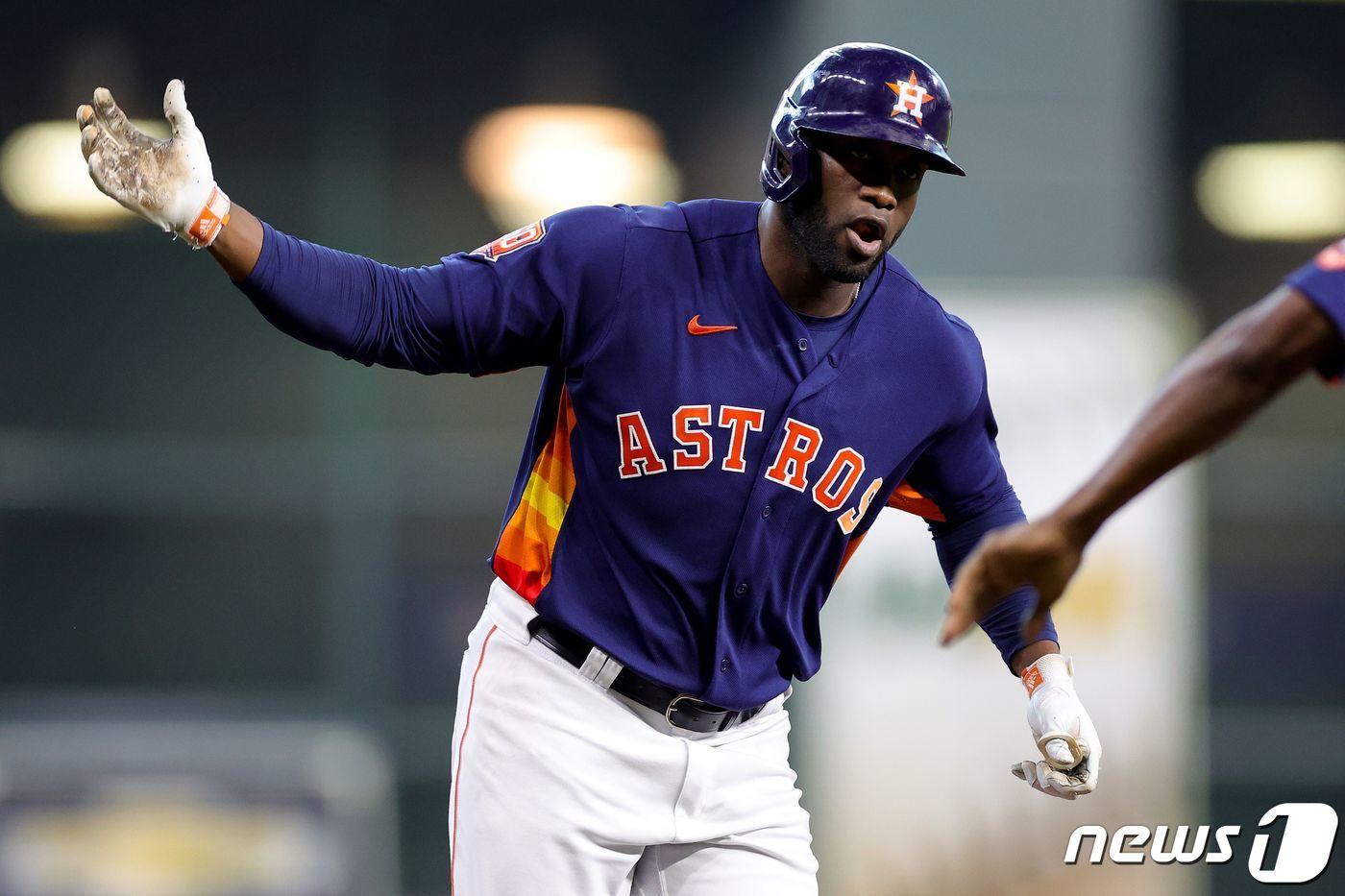휴스턴 애스트로스의 요르단 알바레스가 14일(한국시간) 열린 메이저리그 아메리칸리그 디비전시리즈 2차전 시애틀 매리너스와의 경기에서 1-2로 뒤지던 6회말 역전 2점홈런을 때린 뒤 기뻐하고 있다. ⓒ AFP=뉴스1