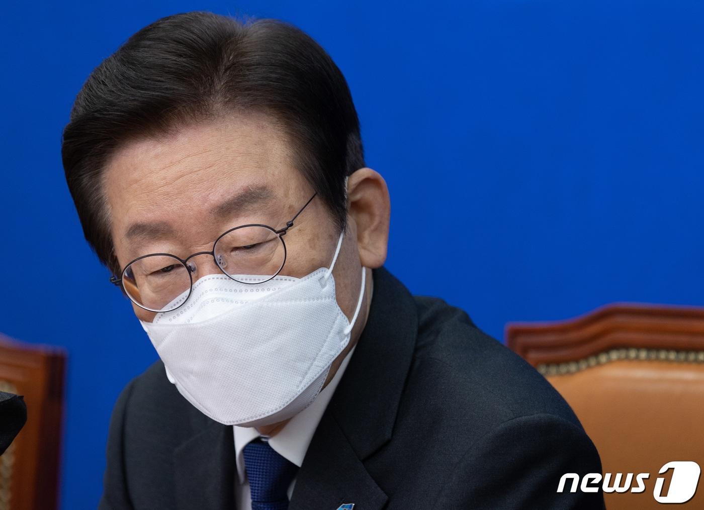 본문 이미지 - 이재명 더불어민주당 대표가 14일 오전 서울 여의도 국회에서 열린 최고위원회의에서 박홍근 원내대표의 발언을 들으며 잠시 생각에 잠겨 있다. 2022.10.14/뉴스1 ⓒ News1 이재명 기자