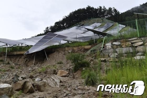 본문 이미지 - 한국환경정책평가연구원이 제시한 산지태양광 안전 경사도인 10도를 초과한 시설이 전체의 55%인 것으로 드러났다. 사진은 지난 2020년 집중호우로 무너져 내린 강원 철원 갈말읍의 태양광시설.(철원군 제공)